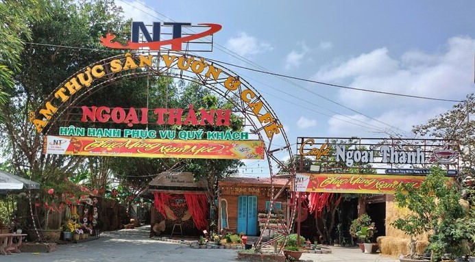 Quán Ngoại Thành có nhiều hạng mục xây dựng trên đất nuôi trồng thủy sản. Ảnh: Nhật Hồ