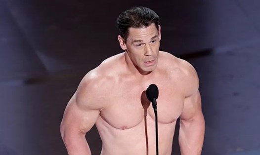 John Cena khỏa thân khoe cơ bắp trên sân khấu Oscar 2024. Ảnh: Rich Polk
