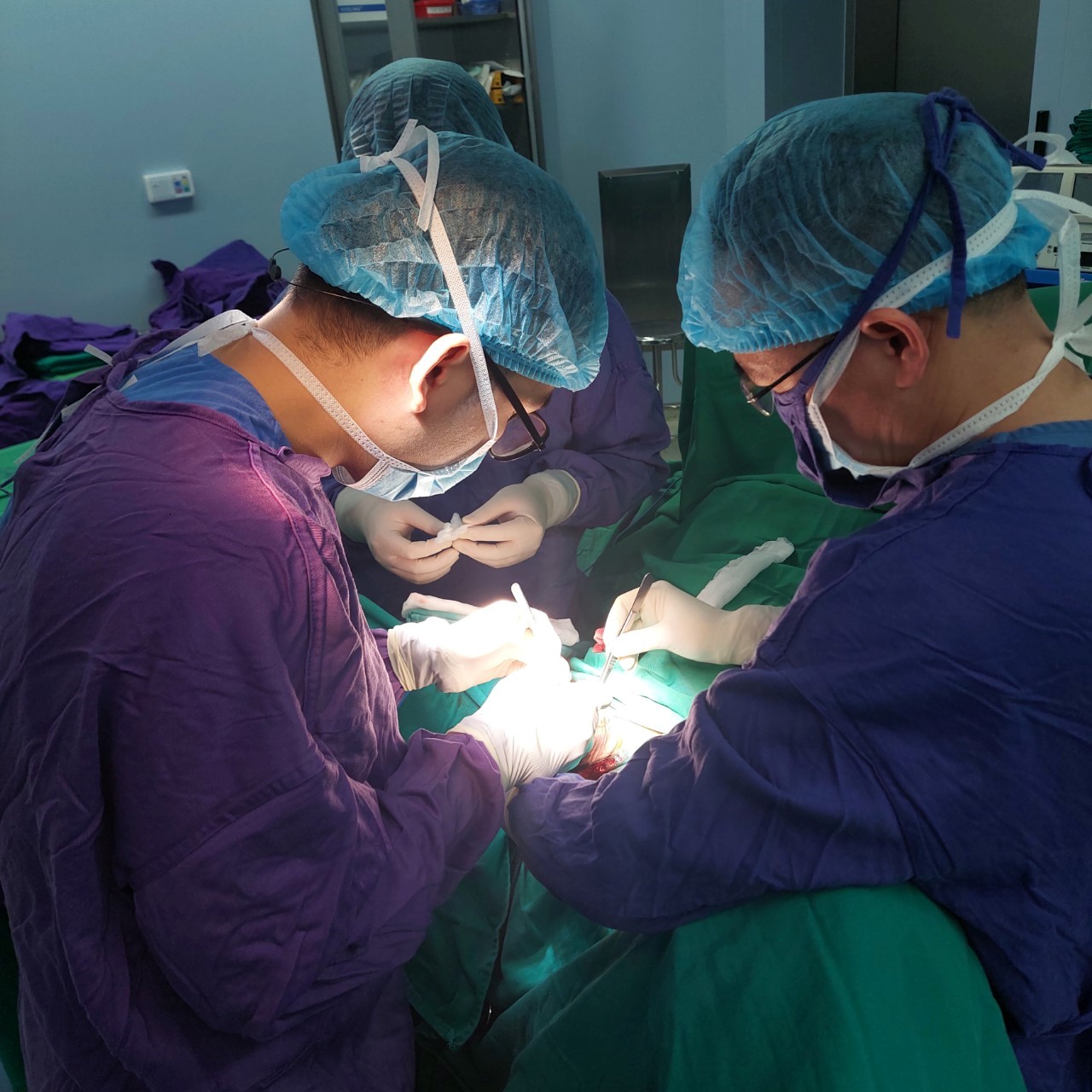 Các bác sĩ phẫu thuật cho bệnh nhân ung thư dương vật. Ảnh: BVCC