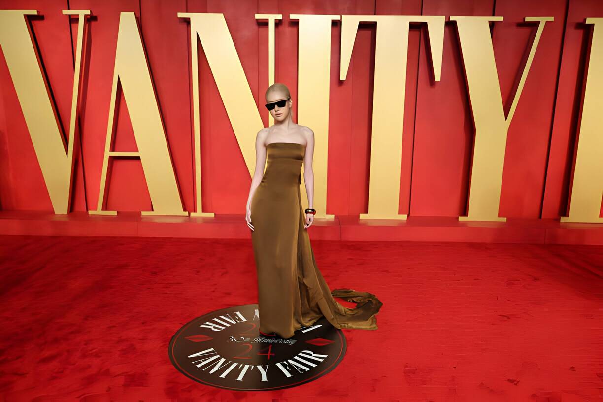 Rosé trên thảm đỏ bữa tiệc sau lễ trao giải Oscar 2024. Ảnh: X