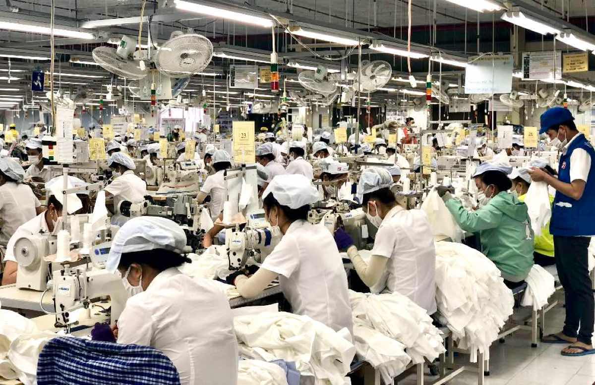 Công nhân sản xuất tại một doanh nghiệp may mặc trong KCN Phan Thiết I. Ảnh: Duy Tuấn