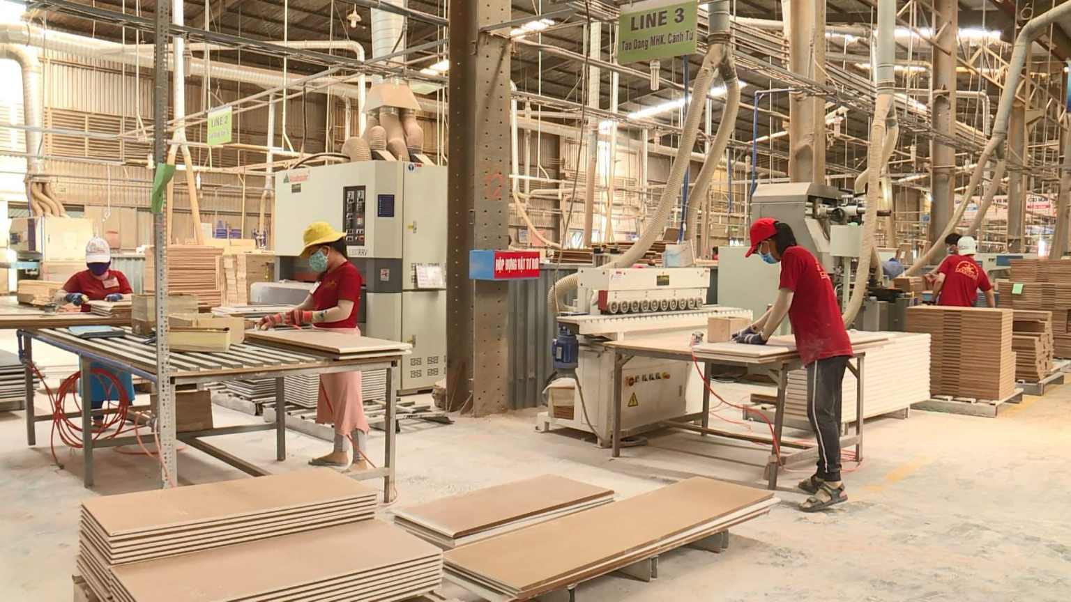 Công nhân trong công ty chế biến gỗ ở KCN Phan Thiết. Ảnh: Duy Tuấn