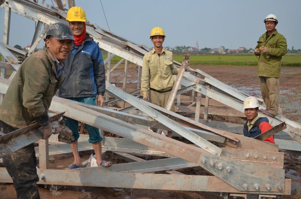 Theo ghi nhận của PV Lao Động, trong ngày 11.3, gần 100 công nhân lao động cùng thiết bị máy móc đã được huy động đến các vị trí cột ở Ninh Bình để đẩy nhanh tiến độ của dự án. Ảnh: Nguyễn Trường