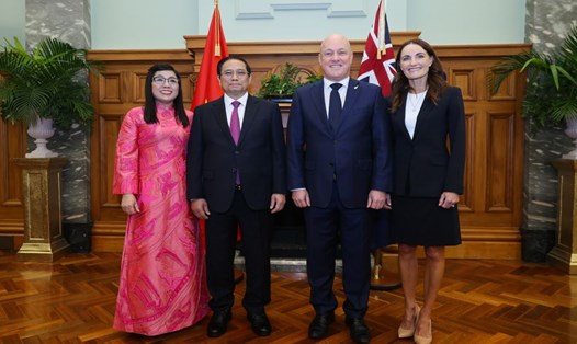 Thủ tướng Chính phủ Phạm Minh Chính cùng Phu nhân và Thủ tướng New Zealand Christopher Luxon cùng Phu nhân chụp ảnh kỷ niệm. Ảnh: VGP