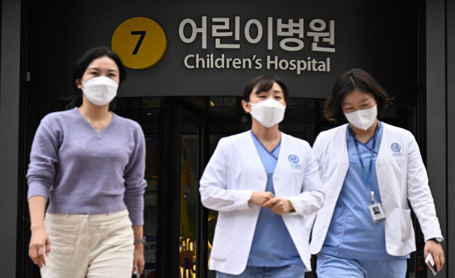 Nhân viên y tế bên ngoài một bệnh viện ở Seoul, Hàn Quốc. Ảnh: AFP