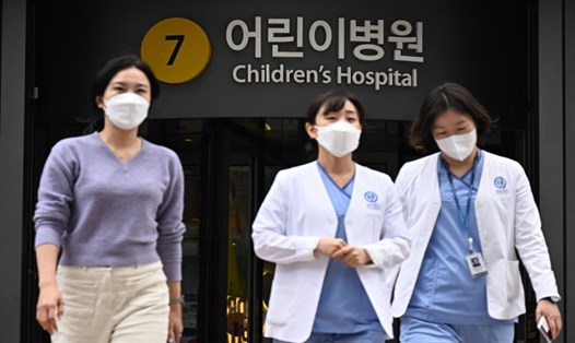 Nhân viên y tế bên ngoài một bệnh viện ở Seoul, Hàn Quốc. Ảnh: AFP
