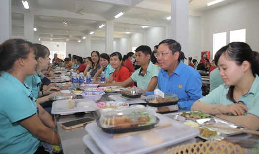 Ông Nguyễn Thế Lập (thứ 2, bên phải sang) - Chủ tịch LĐLĐ tỉnh Quảng Trị cùng dự chương trình “Bữa cơm Công đoàn” với công nhân. Ảnh: Hưng Thơ