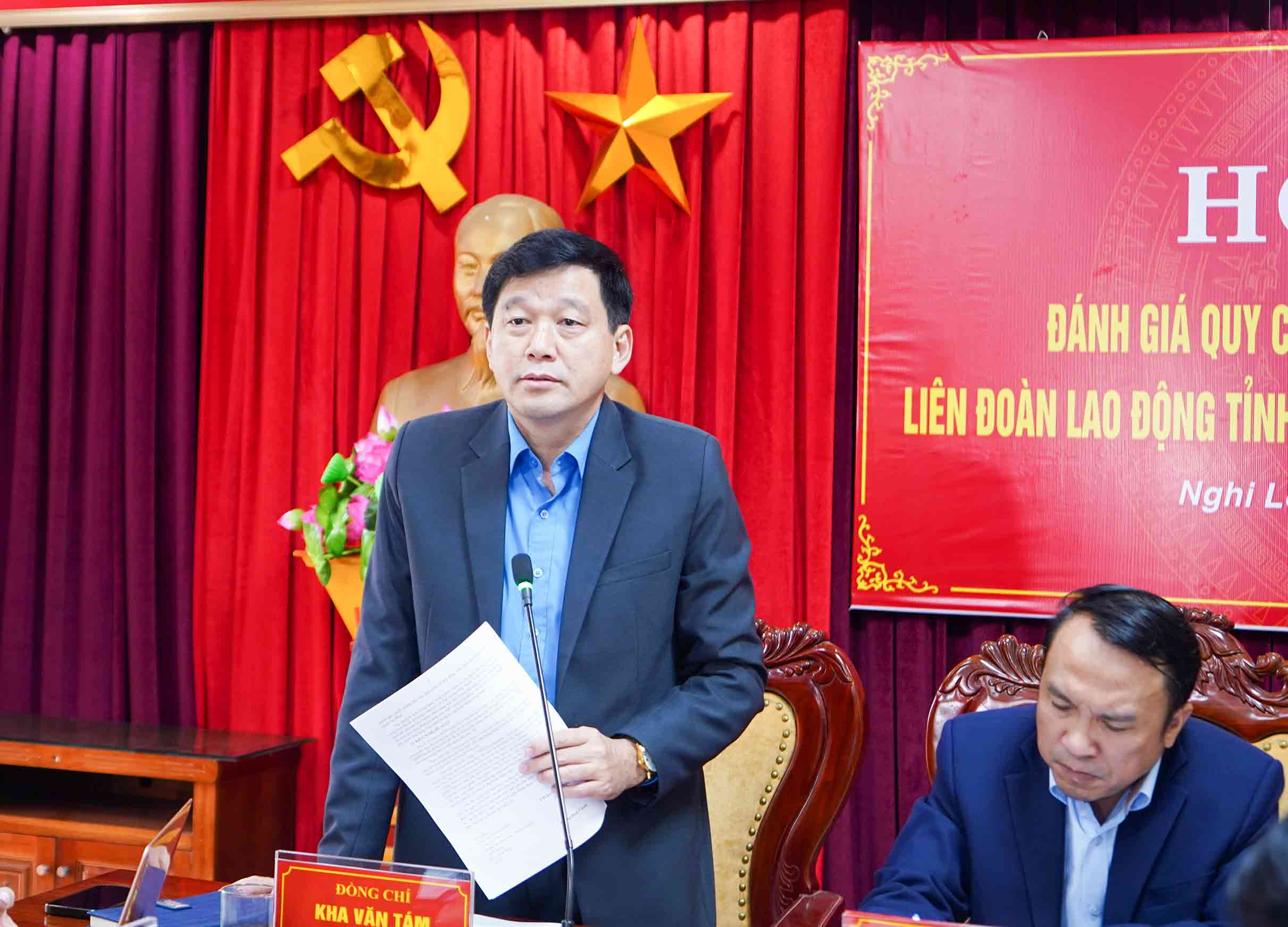 Ông Kha Văn Tám - Chủ tịch Liên đoàn Lao động tỉnh Nghệ An phát biểu tại hội nghị