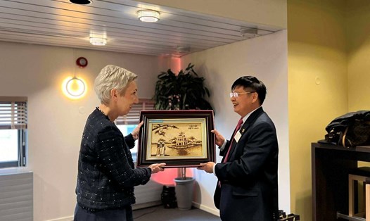 Đồng chí Phan Văn Anh - Phó Chủ tịch Tổng Liên đoàn tặng quà lưu niệm của Tổng Liên đoàn Lao động Việt Nam cho bà Peggy Hessen Følsvik - Chủ tịch LO tại buổi Hội đàm. Ảnh: B.Đ.N