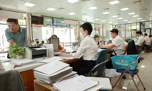 Người dân thực hiện thủ tục hành chính tại công sở ở Hà Nội. Ảnh: T.Vương