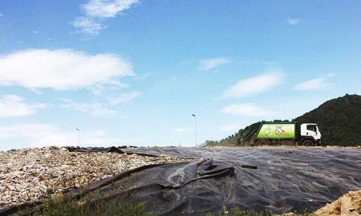 Đà Nẵng buộc phải tăng công suất bãi rác Khánh Sơn trong thời gian chờ đợi 2 nhà máy rác xây dựng. Ảnh: Thùy Trang