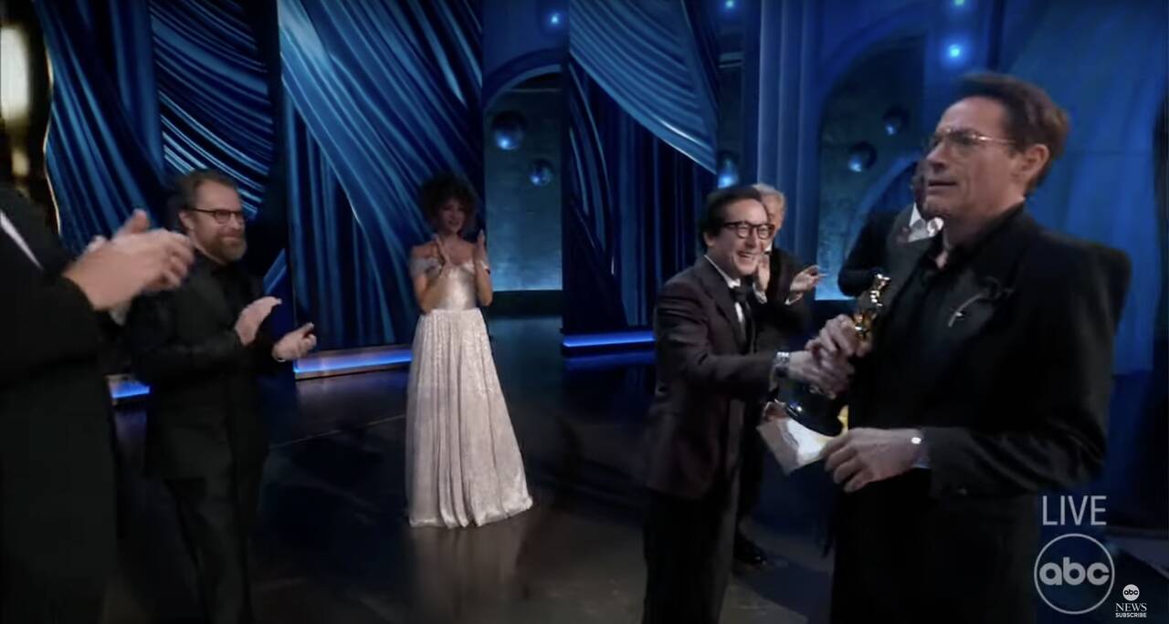 Robert Downey Jr. hoàn toàn phớt lờ nam diễn viên gốc Á trao giải cho mình, Quan Kế Huy. Ảnh: Chụp màn hình