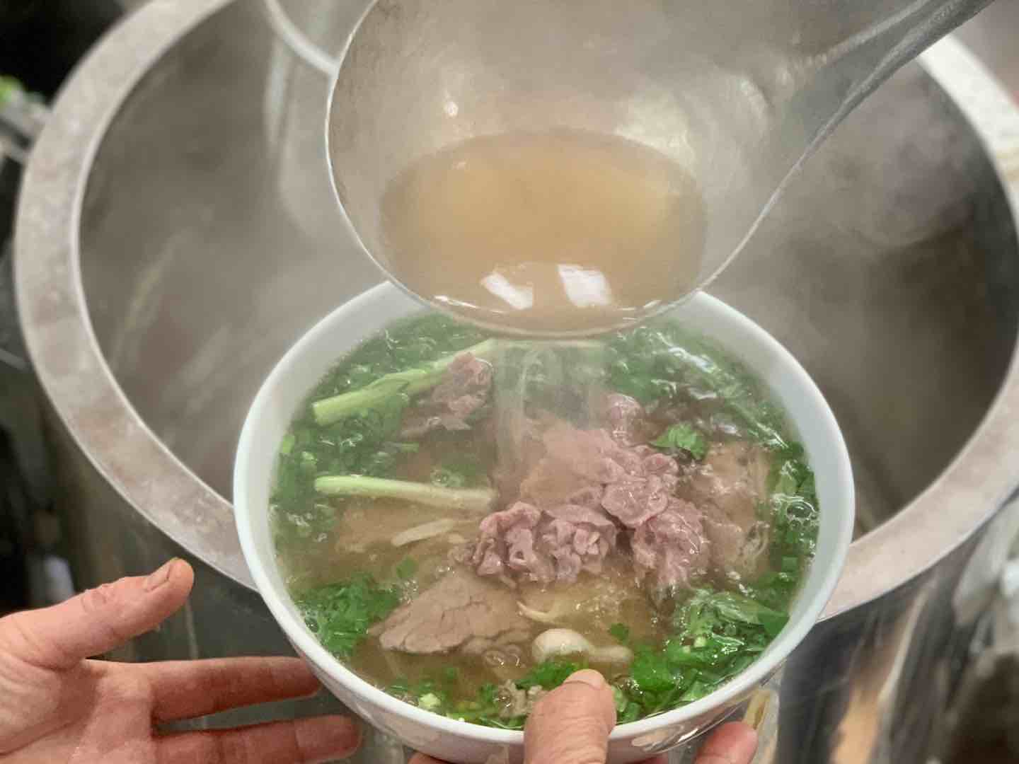 Nhiều năm nay, quán anh Giang vừa cố gắng giữ hương vị phở truyền thống, vừa điều chỉnh để phù hợp phần đông thực khách. Ảnh: Nhật Minh