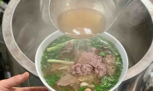 Nhiều năm nay, quán anh Giang vừa cố gắng giữ hương vị phở truyền thống, vừa điều chỉnh để phù hợp phần đông thực khách. Ảnh: Nhật Minh