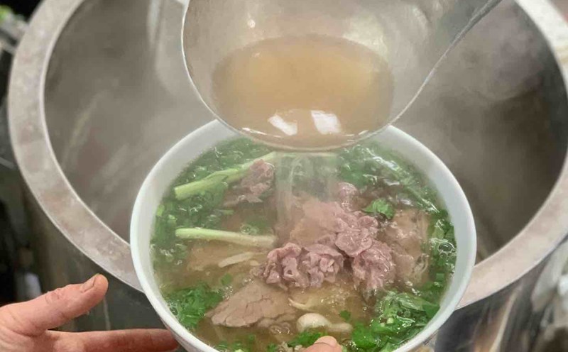 Nhiều năm nay, quán anh Giang vừa cố gắng giữ hương vị phở truyền thống, vừa điều chỉnh để phù hợp phần đông thực khách. Ảnh: Nhật Minh