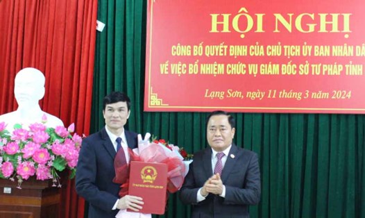 Ông Hồ Tiến Thiệu trao quyết định cho tân Giám đốc Sở Tư pháp tỉnh Lạng Sơn. Ảnh: Vân Trường