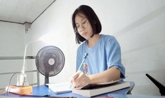 Nắng nóng khiến cuộc sống nơi phòng trọ của chị Huỳnh Anh không thể tách rời quạt máy. Ảnh: Mỹ Ly