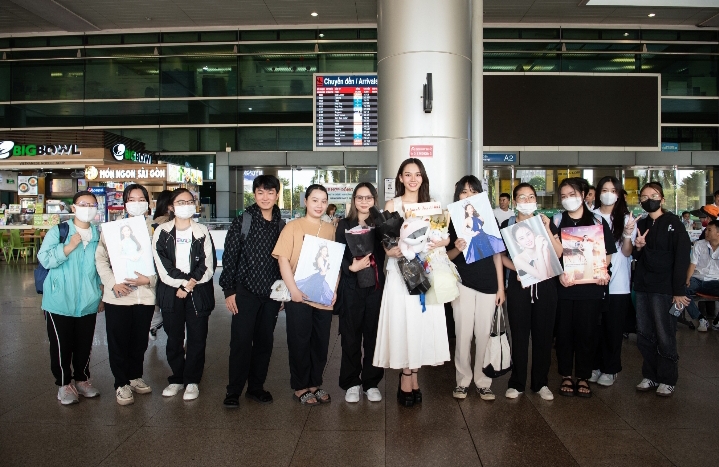 Người hâm mộ tới sớm để đón Hoa hậu Mai Phương tại sân bay. Ảnh: SenVang