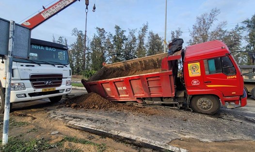 Xe tải ở Phú Yên gặp sự cố vì đường sụt lún. Ảnh: Nguyễn Minh