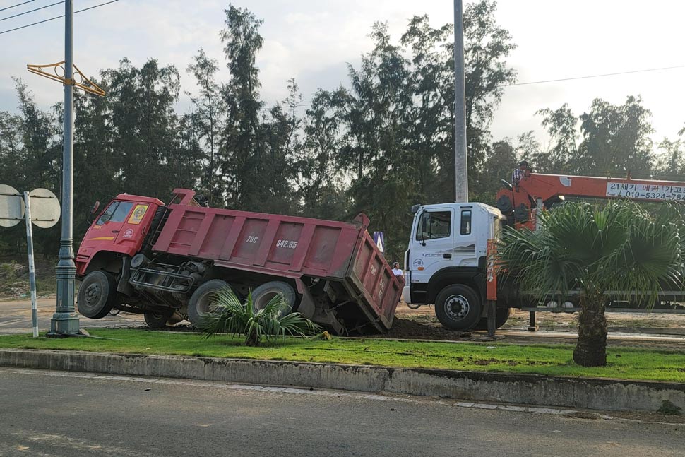 Xe tải bị sụt lún trên đường Lê Duẩn (TP Tuy Hoà). Ảnh: Nguyễn Minh