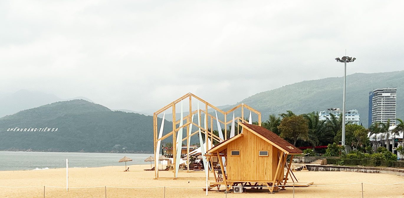 Một mẫu nhà gỗ trưng bày trên bãi biển Quy Nhơn. Ảnh: Xuân Nhàn.