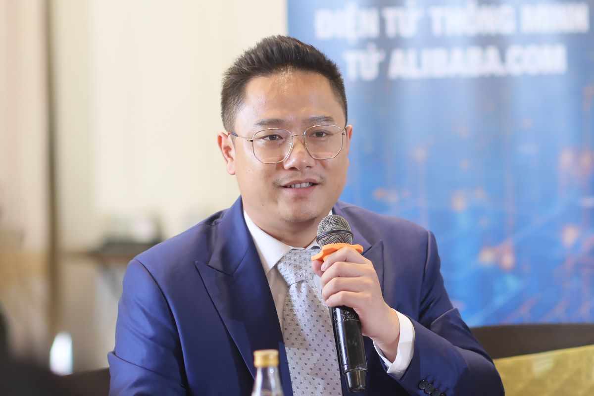 Ông Mike Zhang, Giám đốc Quốc gia Alibaba.com Việt Nam chia sẻ về việc hỗ trợ các doanh nghiệp vừa và nhỏ tiến ra thị trường quốc tế. Ảnh: Thục Văn
