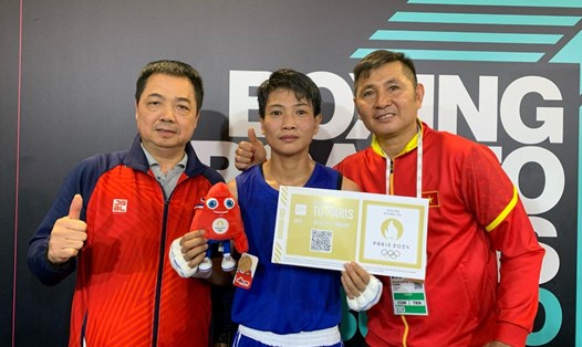 Võ sĩ Võ Thị Kim Ánh (giữa) giành vé dự Olympic Paris 2024. Ảnh: Liên đoàn boxing Việt Nam