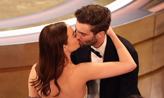 Emma Stone hôn chồng khi nhận giải Nữ chính xuất sắc tại Oscar. Ảnh: Reuters