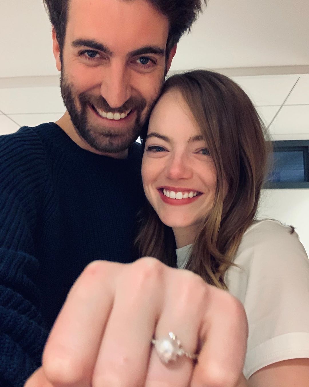 Emma khoe nhẫn đính hôn của chồng hồi năm 2019. Ảnh: Instagram