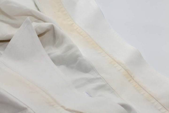 Xử lý vết ố vàng trên quần áo trắng đơn giản. Ảnh: Xinhua