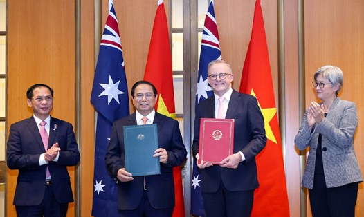 Thủ tướng Chính phủ Phạm Minh Chính và Thủ tướng Australia Anthony Albanese trao đổi tuyên bố về việc nâng cấp quan hệ hai nước lên Đối tác Chiến lược toàn diện. Ảnh: VGP