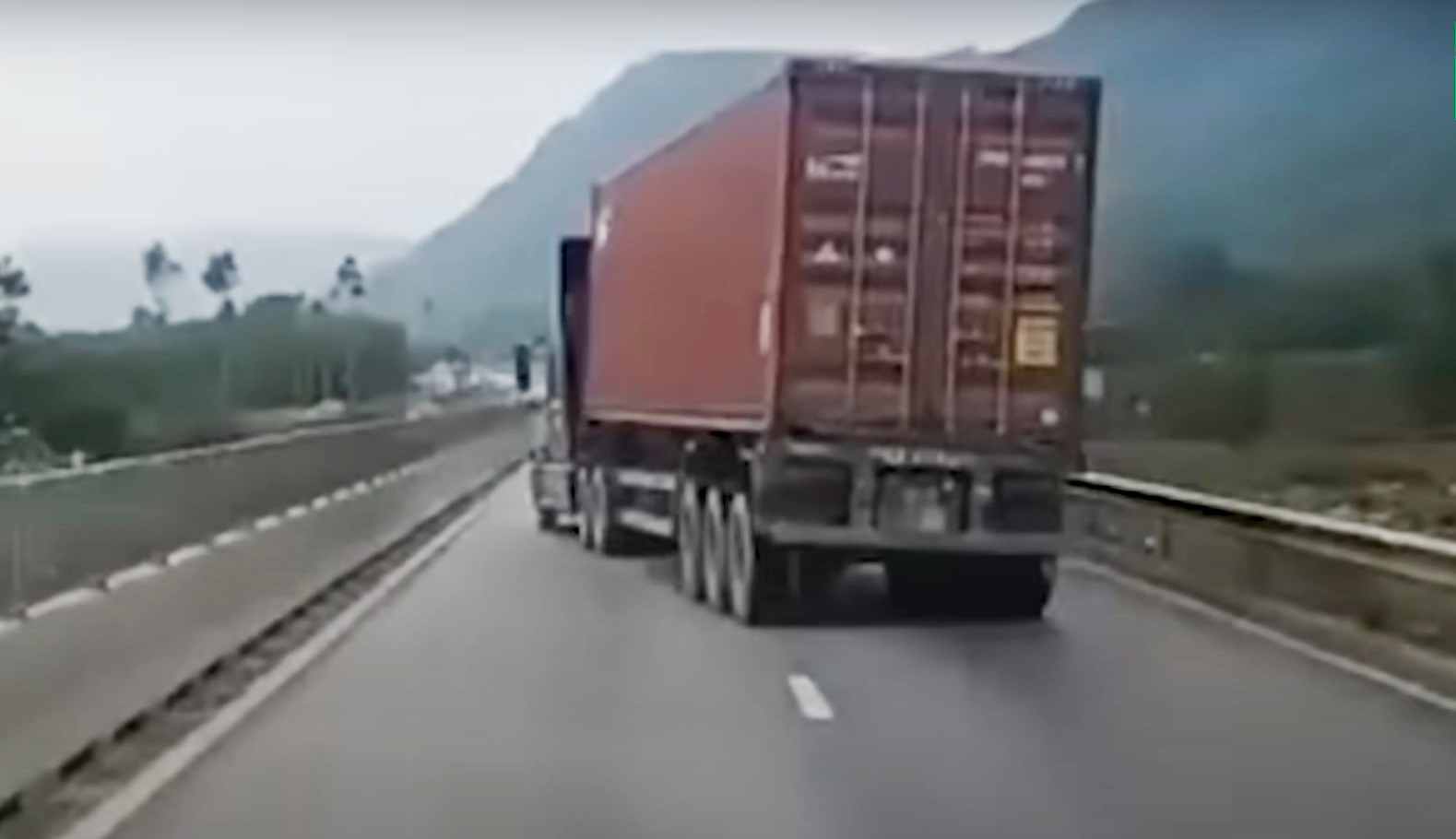 Chiếc xe container lạng lách trên đường cao tốc. Ảnh: Cắt từ clip