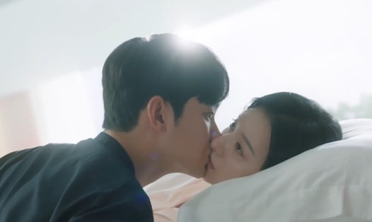 Một cảnh Kim Soo Hyun hôn nữ chính trong tập 2. Ảnh: Chụp màn hình.