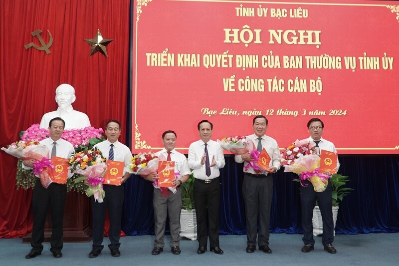 Chủ tịch UBND tỉnh Bạc Liêu Phạm Văn Thiều trao các quyết định và hoa chúc mừng các đồng chí được tiếp nhận, phân công nhiệm vụ. Ảnh: Nhật Hồ