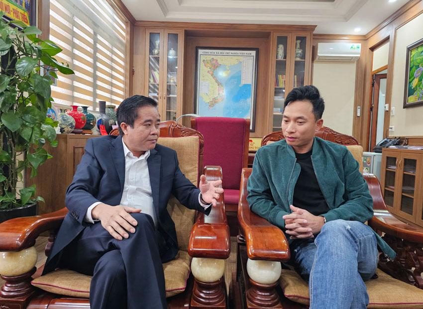 Ông Phan Đăng Toàn, Bí thư thị ủy Sa Pa trao đổi với PV Báo Lao Động. Ảnh: B.N