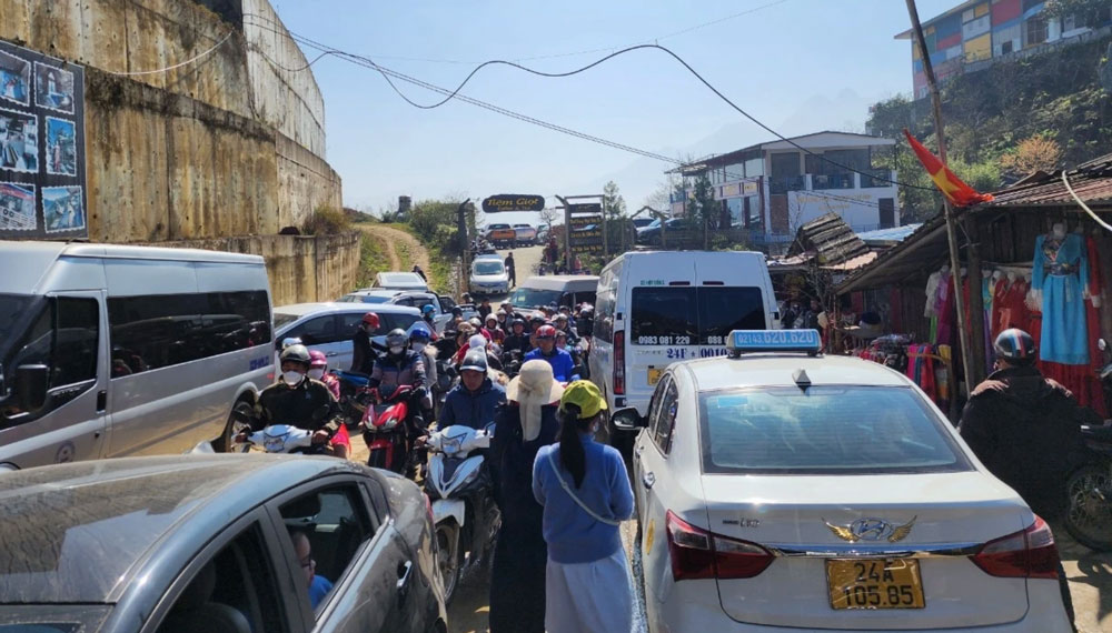 Tận trong bản Cát Cát, phương tiện cũng ách tắc kéo dài. Ảnh: L.Q
