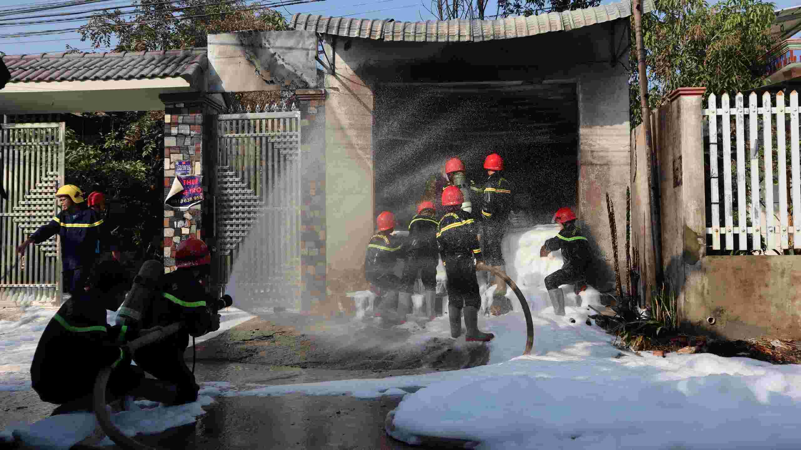 Lực lượng chức nặng dập tắt đám cháy ngăn không cho cháy lan. Ảnh: Dương Bình