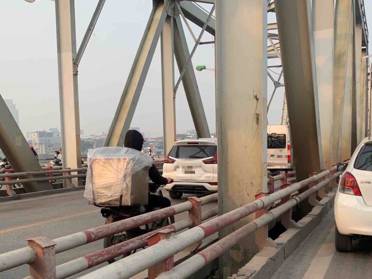 Xe máy chở hàng ngang nhiên đi vào làn đường dành cho ôtô tại cầu Chương Dương. Ảnh: Nhật Minh