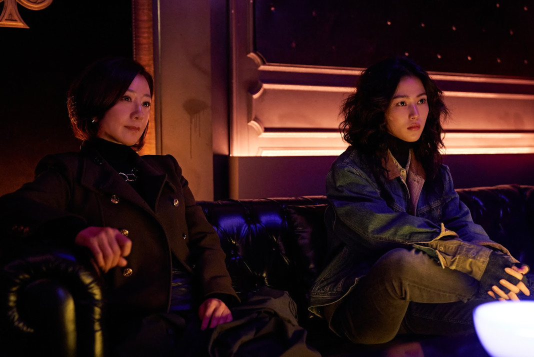 Tạo hình của Kim Hee Ae (trái) trong 'Người chết trở về'. Ảnh: NCTV