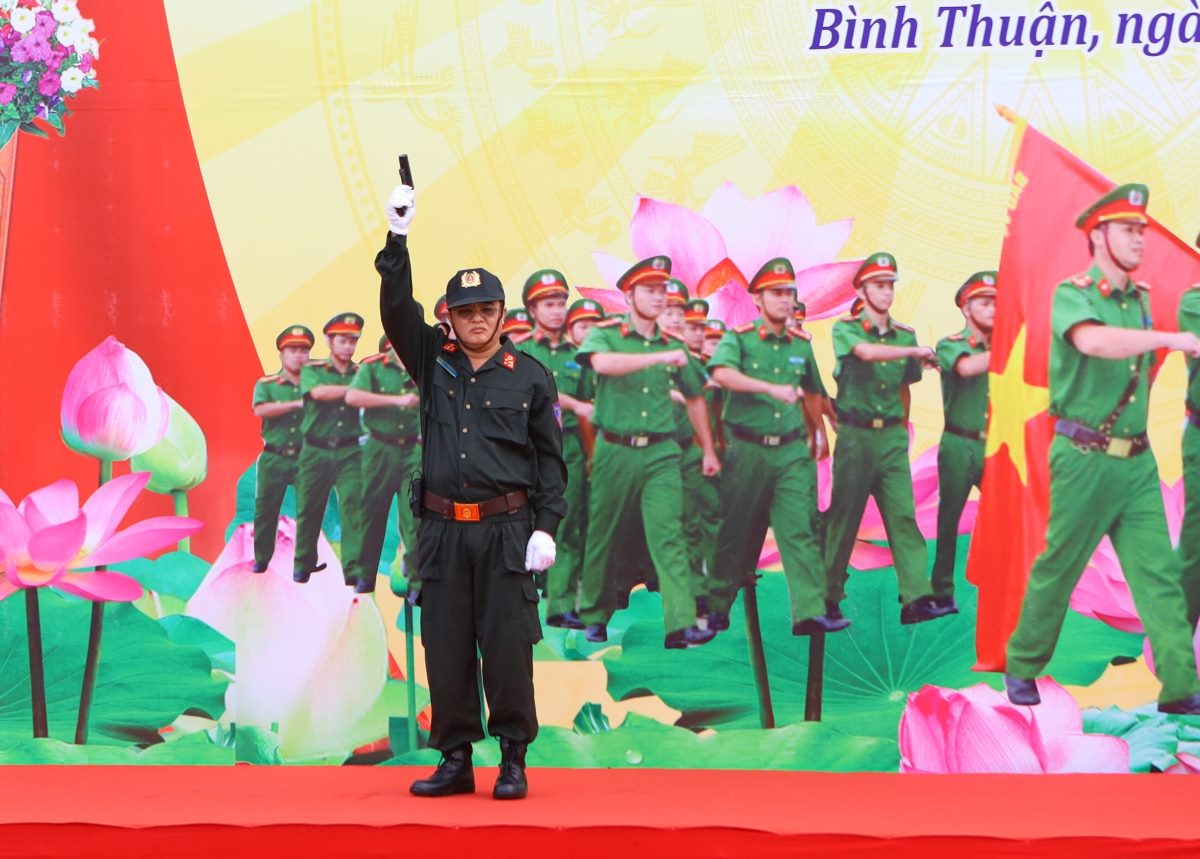 Đại tá Huỳnh Ngọc Liêm - Phó giám đốc Công an tỉnh Bình Thuận phát lệnh trong một Lễ ra quân cao điểm tấn công, trấn áp tội phạm. Ảnh: Duy Tuấn