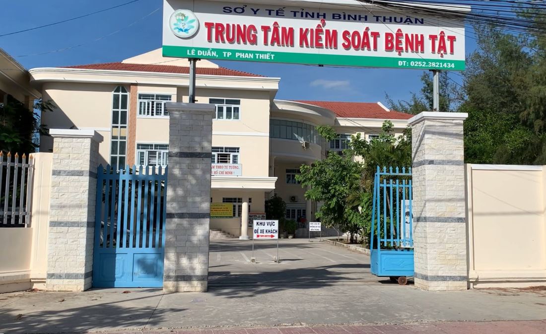 Trung tâm Kiểm soát bệnh tật Bình Thuận thông báo ổ dịch lây truyền từ động vật sang người cho Chi cục Thú y phối hợp điều tra, giám sát. Ảnh: Duy Tuấn