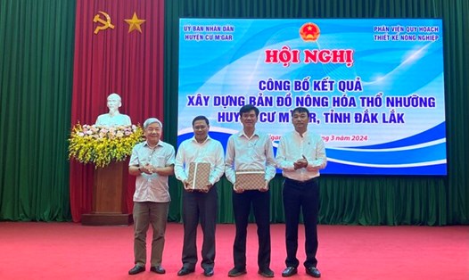 Huyện Cư M'gar là địa phương đầu tiên ở trên địa bàn tỉnh Đắk Lắk công bố kết quả bản đồ nông hóa thổ nhưỡng nhằm phục vụ tái cơ cấu ngành nông nghiệp. Ảnh: Phan Tuấn