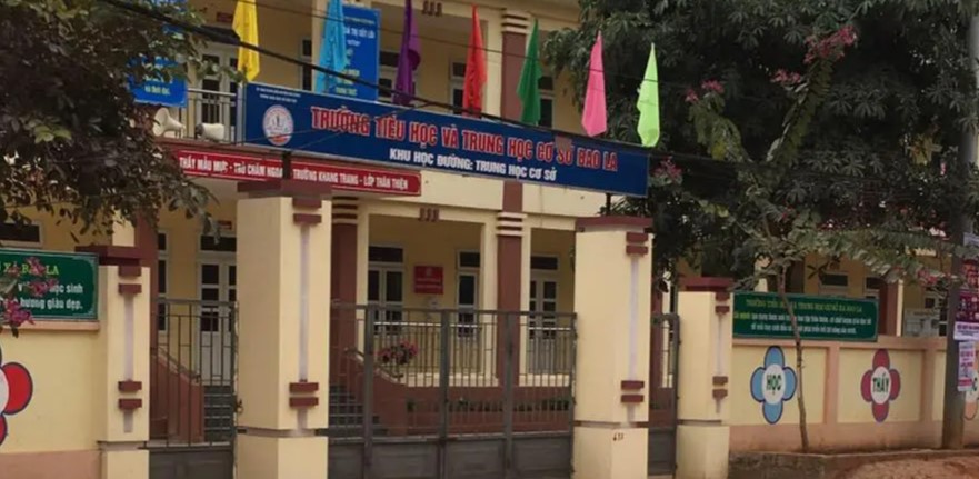 Cổng trường Tiểu học và THCS xã Bao La. 