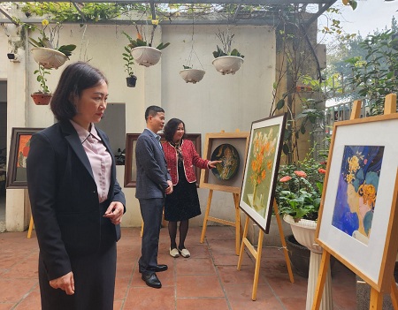 Triển lãm tranh của nữ cán bộ, giảng viên tại trụ sở CĐGD Việt Nam. Ảnh: Minh Hạnh 