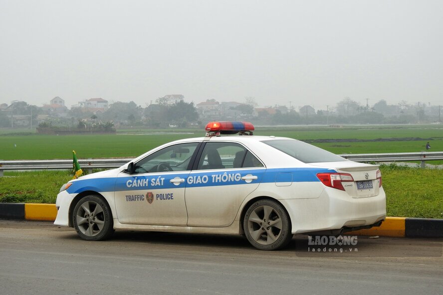 Lực lượng Cảnh sát giao thông cũng thường xuyên túc trực để đảm để đảm bảo giao thông và ứng phó các tình huống có thể xảy ra. Ảnh: Tô Công.
