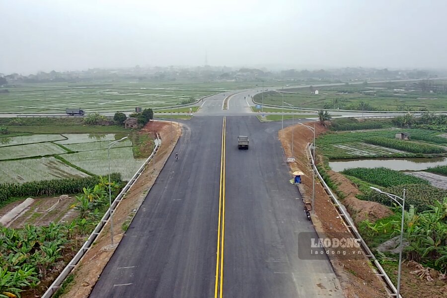 Trước đó, ngày 22.2, Báo Lao Động đã có bài viết “Nguy hiểm rình rập tại ngã tư của 2 tuyến đường trăm tỉ ở Phú Thọ”, phản ánh về tình trạng mất an toàn giao thông tại ngã tư nêu trên. Ảnh: Tô Công.