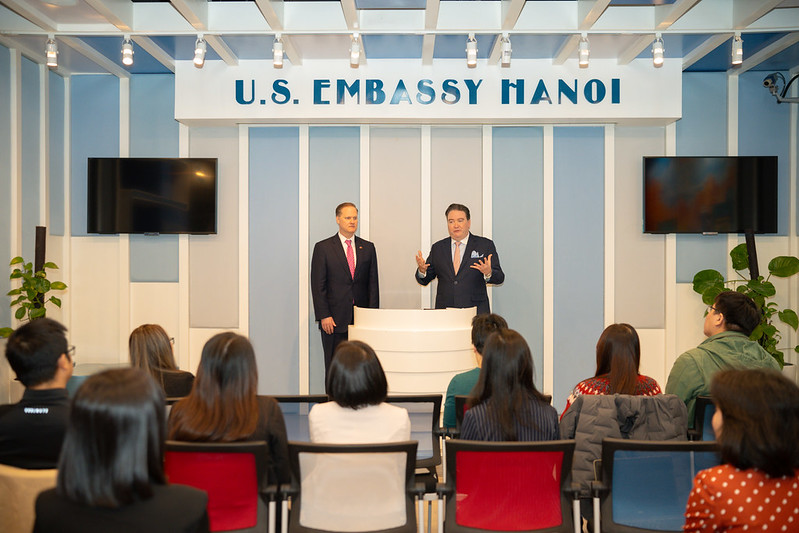 Đại sứ Mỹ Marc E. Knapper (phải) thông báo về Hội nghị Thượng đỉnh Đầu tư SelectUSA 2024. Ảnh: ĐSQ Mỹ
