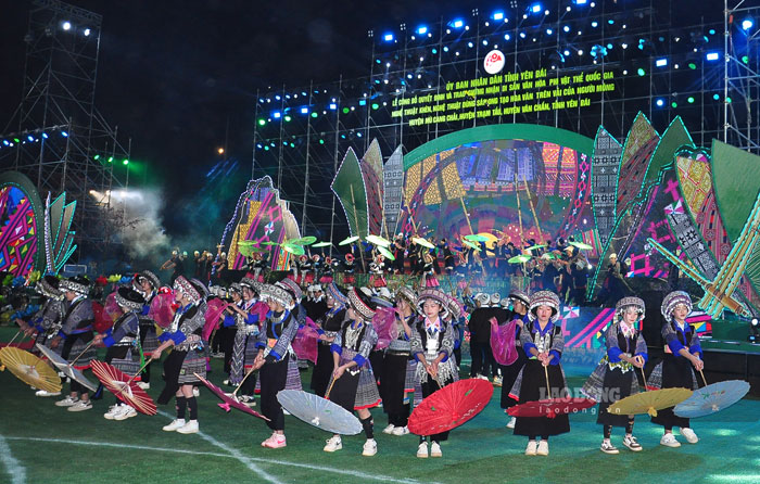 Festival trình diễn Khèn Mông được tổ chức hàng năm ở Mù Cang Chải được nhiều du khách quan tâm. Ảnh: Bảo Nguyên