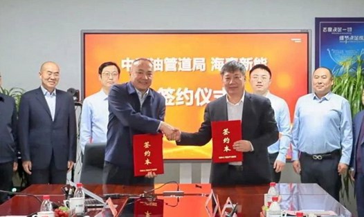 Các giám đốc điều hành của THNET và CPPEC ký thỏa thuận hợp tác. Ảnh: Tangshan Haitai/CNPC