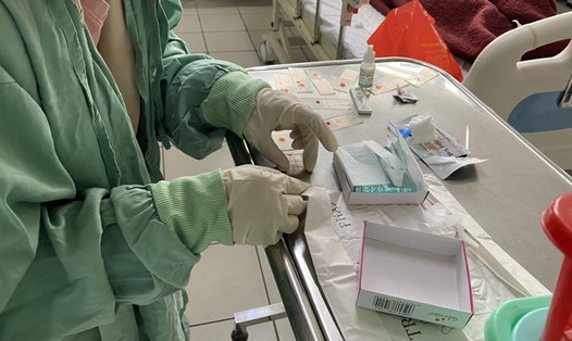 Xét nghiệm ký sinh trùng sốt rét cho bệnh nhân. Ảnh: CDC Thừa Thiên Huế